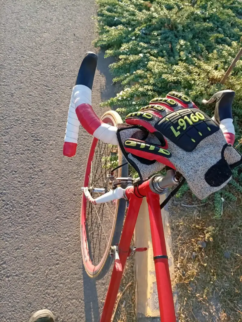 Bicicleta de carretera roja con manubrio curvo - 2