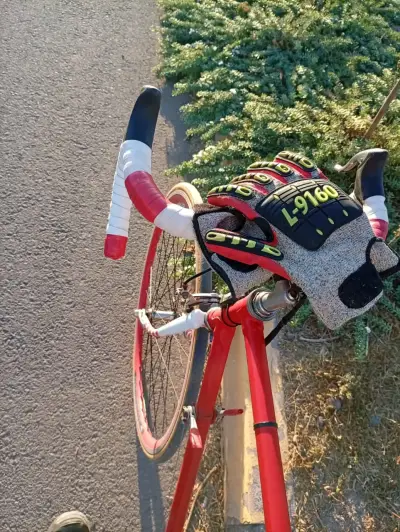 Bicicleta de carretera roja con manubrio curvo - miniatura 2