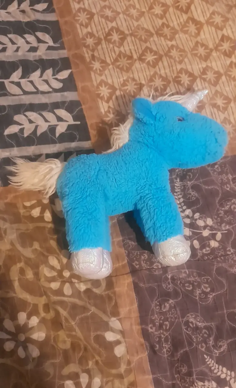 Peluche de unicornio azul con detalles brillantes - 1