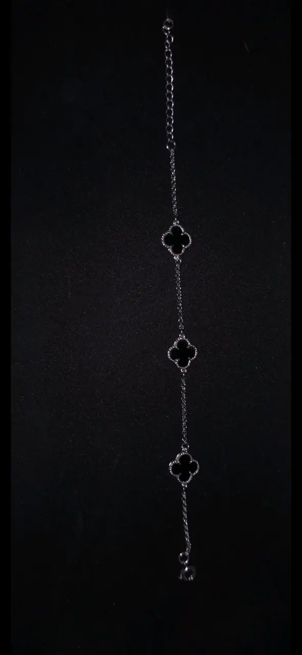Pulsera de plata con diseño de trébol