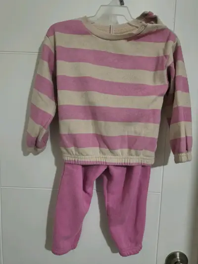 Conjunto de invierno para bebé a rayas rosado y beige - miniatura 1