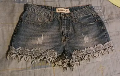 Shorts de mezclilla con encaje By Boulevard - miniatura 1