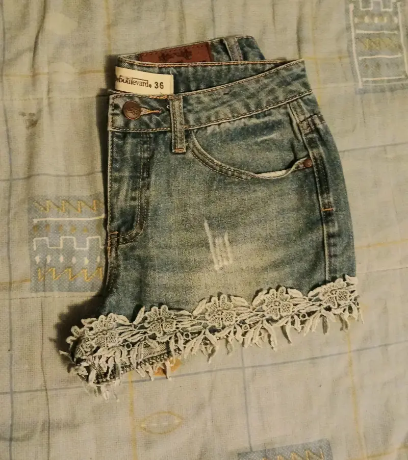 Shorts de mezclilla con encaje By Boulevard - 2