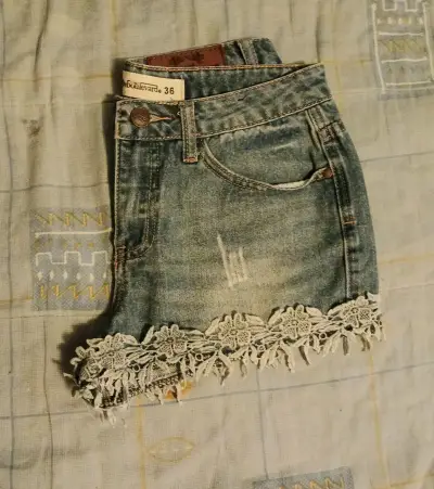 Shorts de mezclilla con encaje By Boulevard - miniatura 2