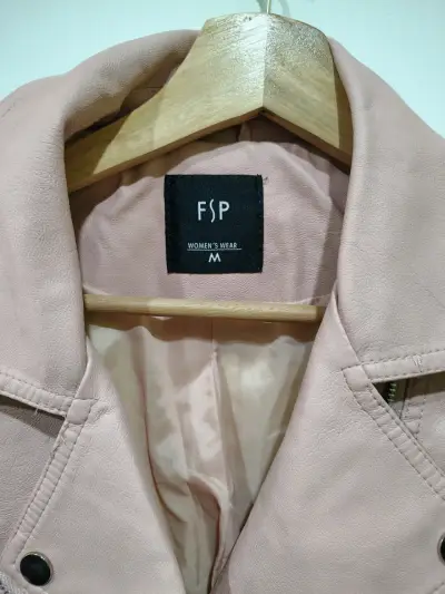 Chaqueta de cuero sintético rosa para mujer - miniatura 3
