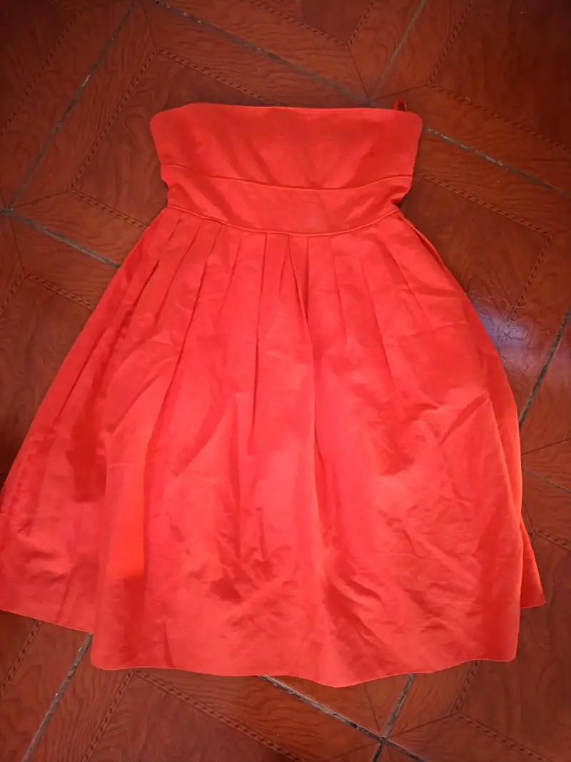 Vestido naranjo sin tirantes elegante