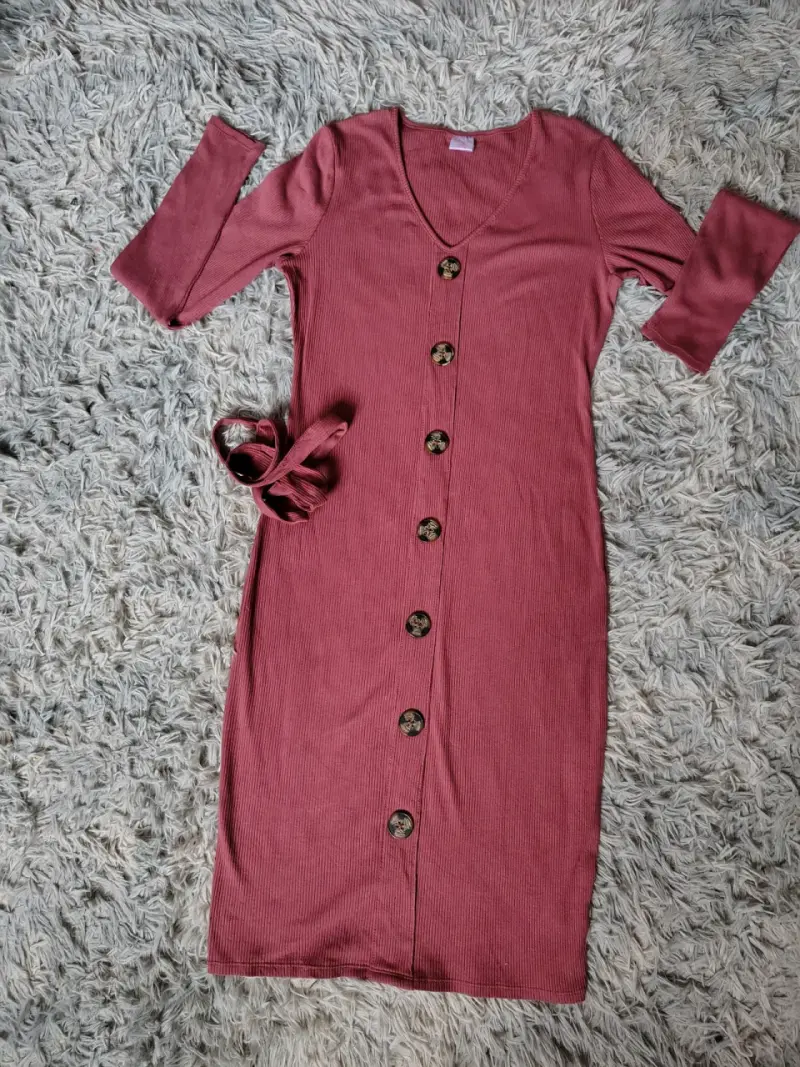Vestido largo rosa con botones y cinturón - 1