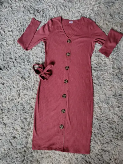 Vestido largo rosa con botones y cinturón - miniatura 1