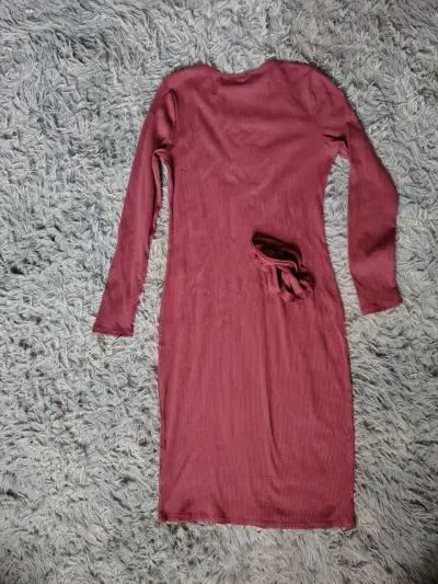 Vestido largo rosa con botones y cinturón - miniatura 2
