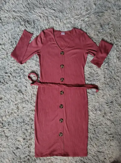Vestido largo rosa con botones y cinturón - miniatura 4