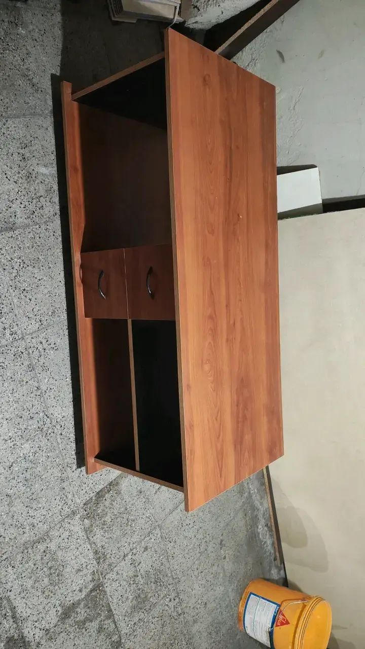 Mesa de centro de madera con compartimentos - 1