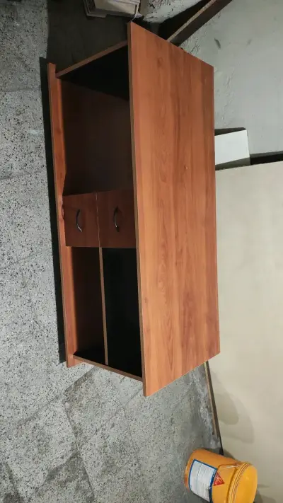 Mesa de centro de madera con compartimentos - miniatura 1