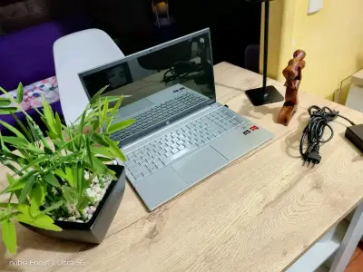 Laptop HP Pavilion 15-eh006la - miniatura 1
