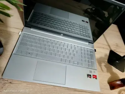 Laptop HP Pavilion 15-eh006la - miniatura 2