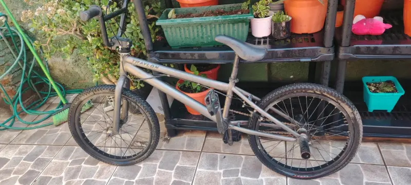 Bicicleta BMX Traylon gris para acrobacias