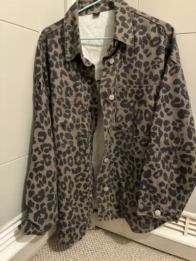 Chaqueta de mezclilla con estampado animal print - miniatura 1
