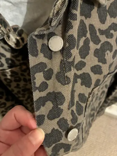 Chaqueta de mezclilla con estampado animal print - miniatura 2