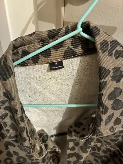 Chaqueta de mezclilla con estampado animal print - miniatura 3