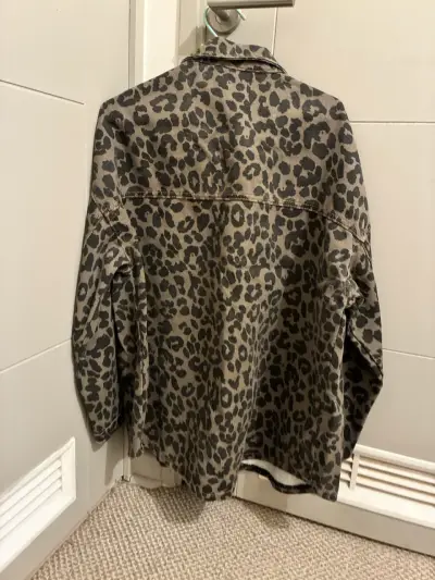 Chaqueta de mezclilla con estampado animal print - miniatura 4