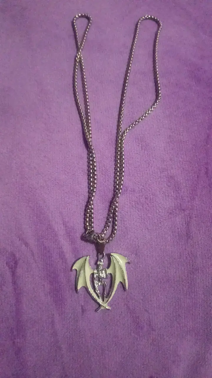 Collar con colgante de murciélago que brilla en la oscuridad - 1