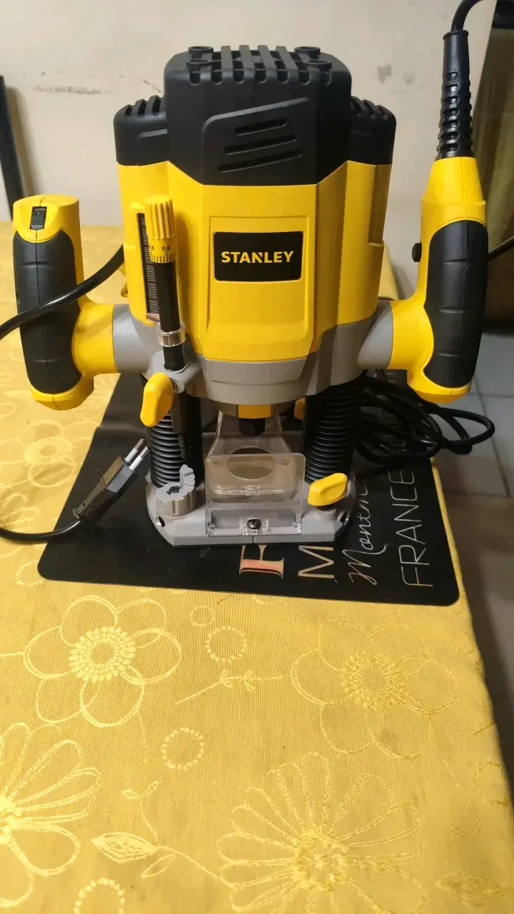 Fresadora Stanley con accesorios casi nueva - 1