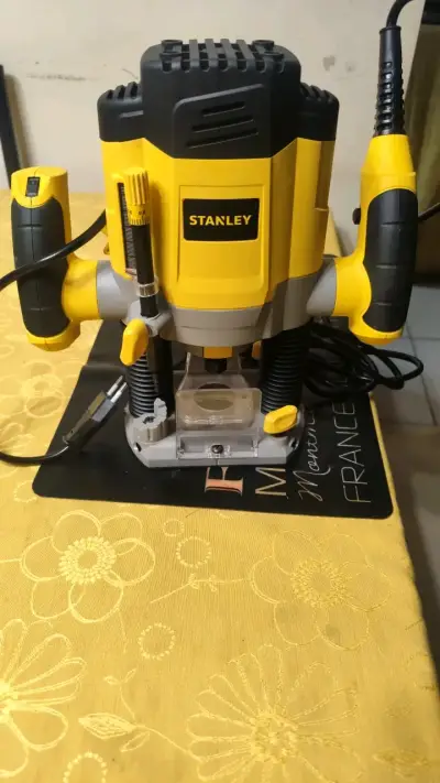 Fresadora Stanley con accesorios casi nueva - miniatura 1