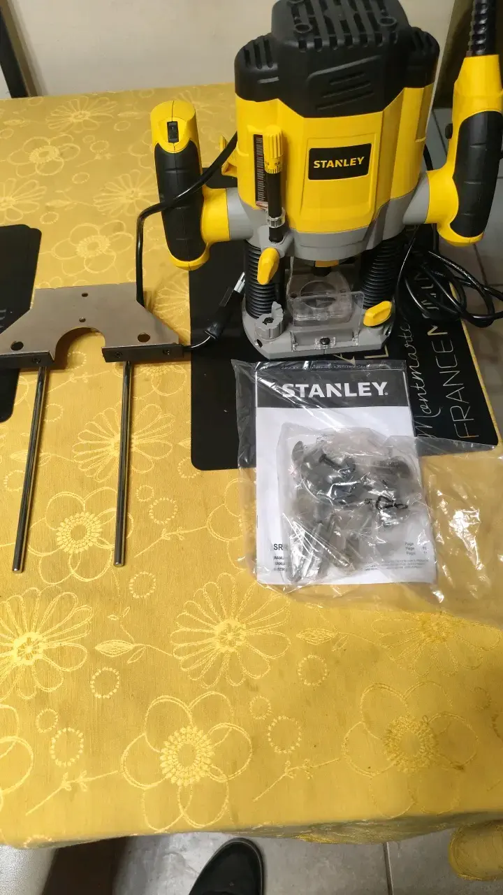 Fresadora Stanley con accesorios casi nueva - 2