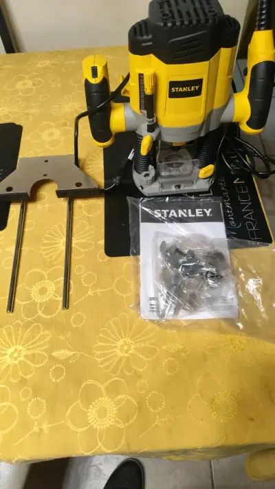 Fresadora Stanley con accesorios casi nueva - miniatura 2