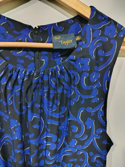 Vestido sin mangas azul con estampado Just Taylor - miniatura 3