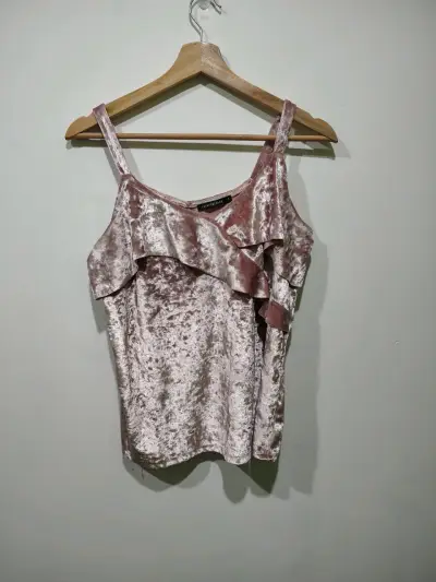 Blusa de terciopelo rosa con volantes - miniatura 1