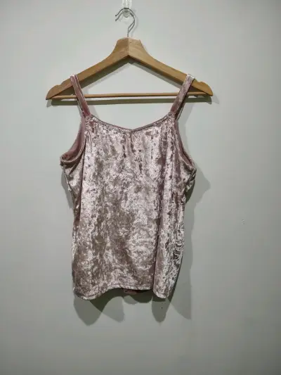 Blusa de terciopelo rosa con volantes - miniatura 2