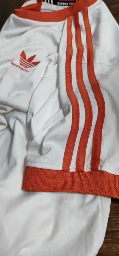 Polera Adidas Skateboarding Talla M  DISEÑO UNICO. - miniatura 4