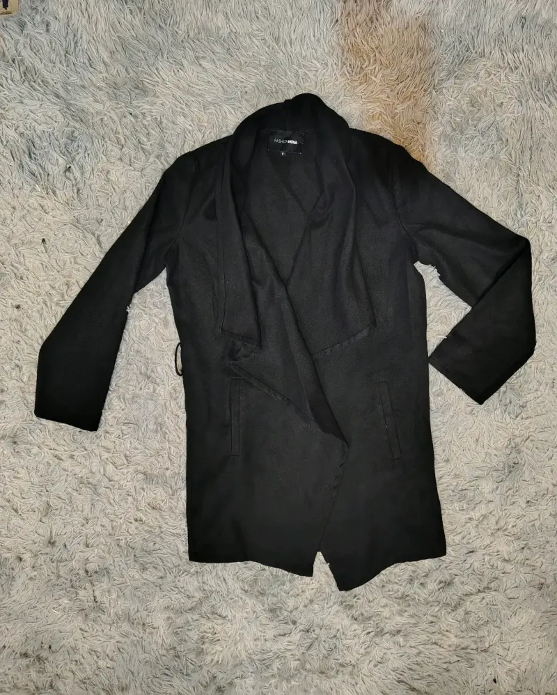 Abrigo negro elegante para mujer - 1