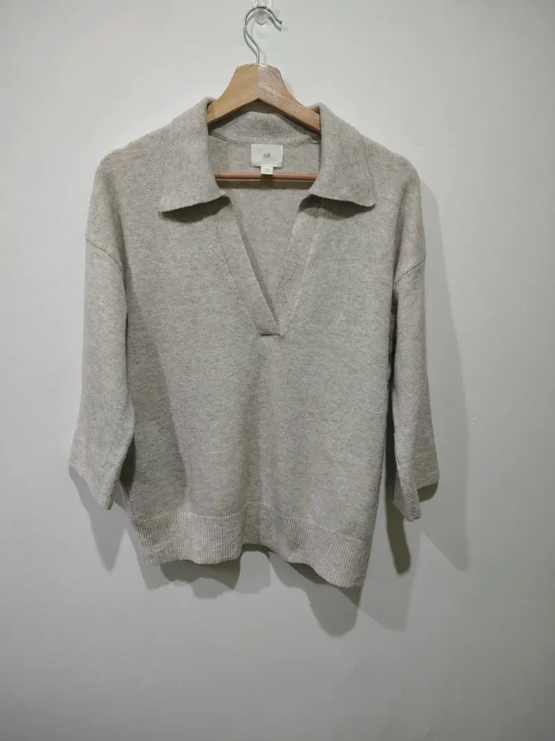 Suéter de lana gris H&M con cuello en V