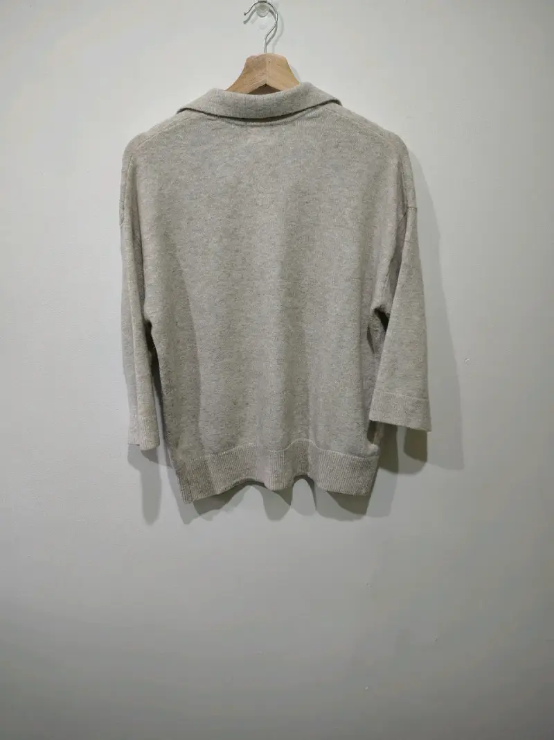 Suéter de lana gris H&M con cuello en V - 2