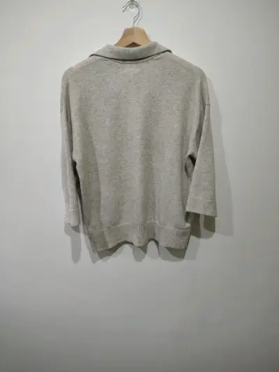Suéter de lana gris H&M con cuello en V - miniatura 2