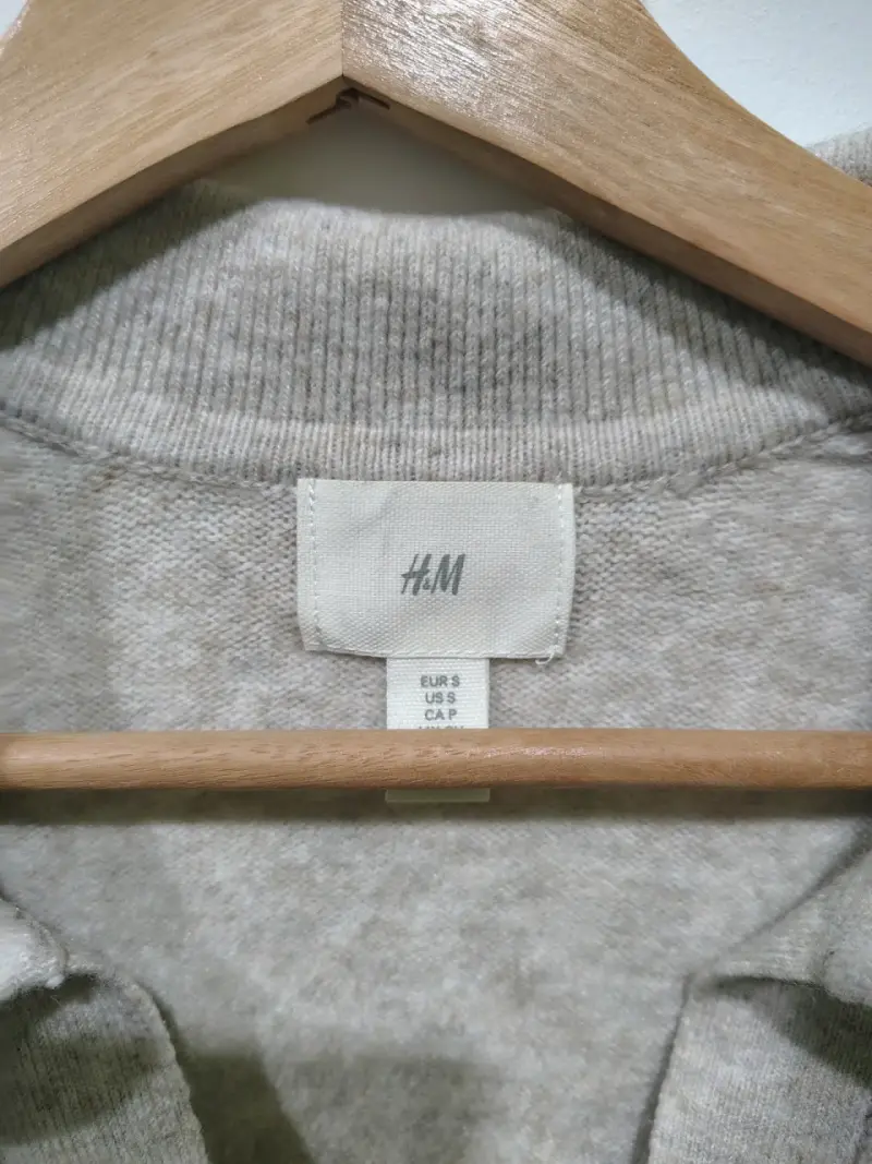 Suéter de lana gris H&M con cuello en V - 3