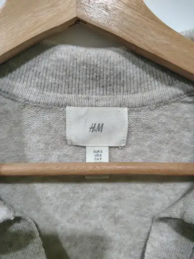 Suéter de lana gris H&M con cuello en V - miniatura 3