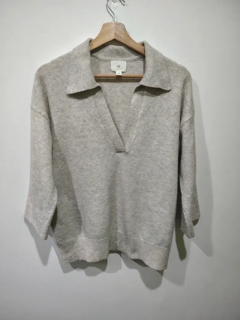 Suéter de lana gris H&M con cuello en V - 4