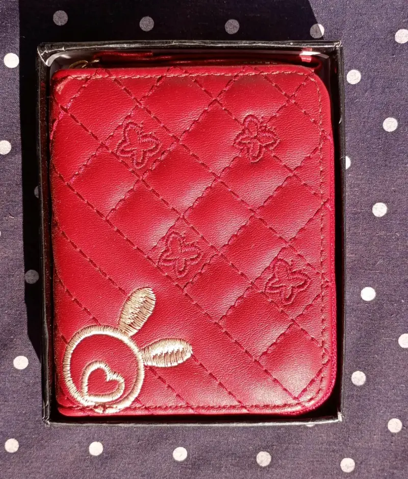 Billetera roja con diseño de mariposas