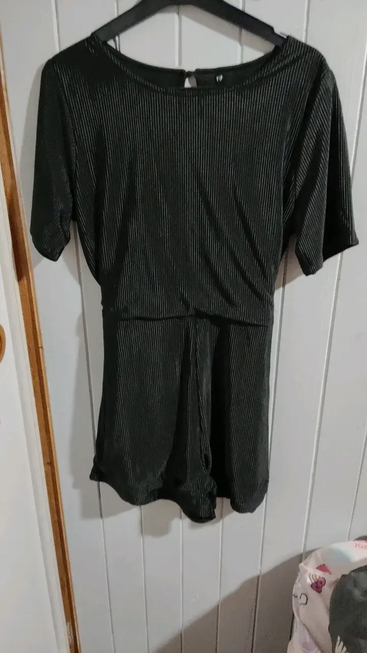 Mono corto negro con diseño plisado