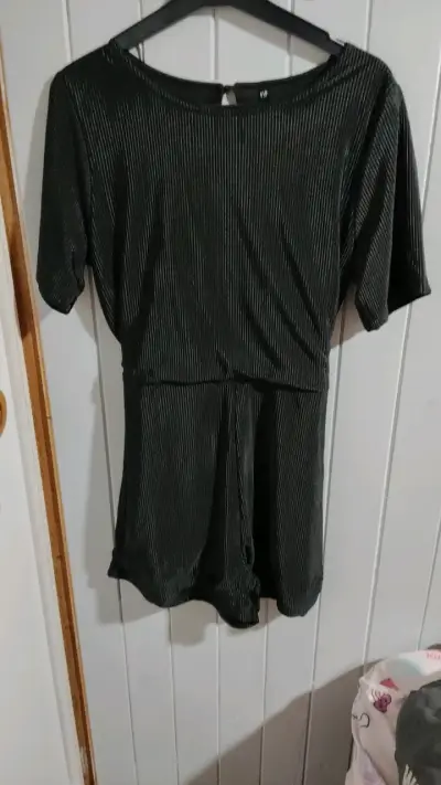 Mono corto negro con diseño plisado - miniatura 1