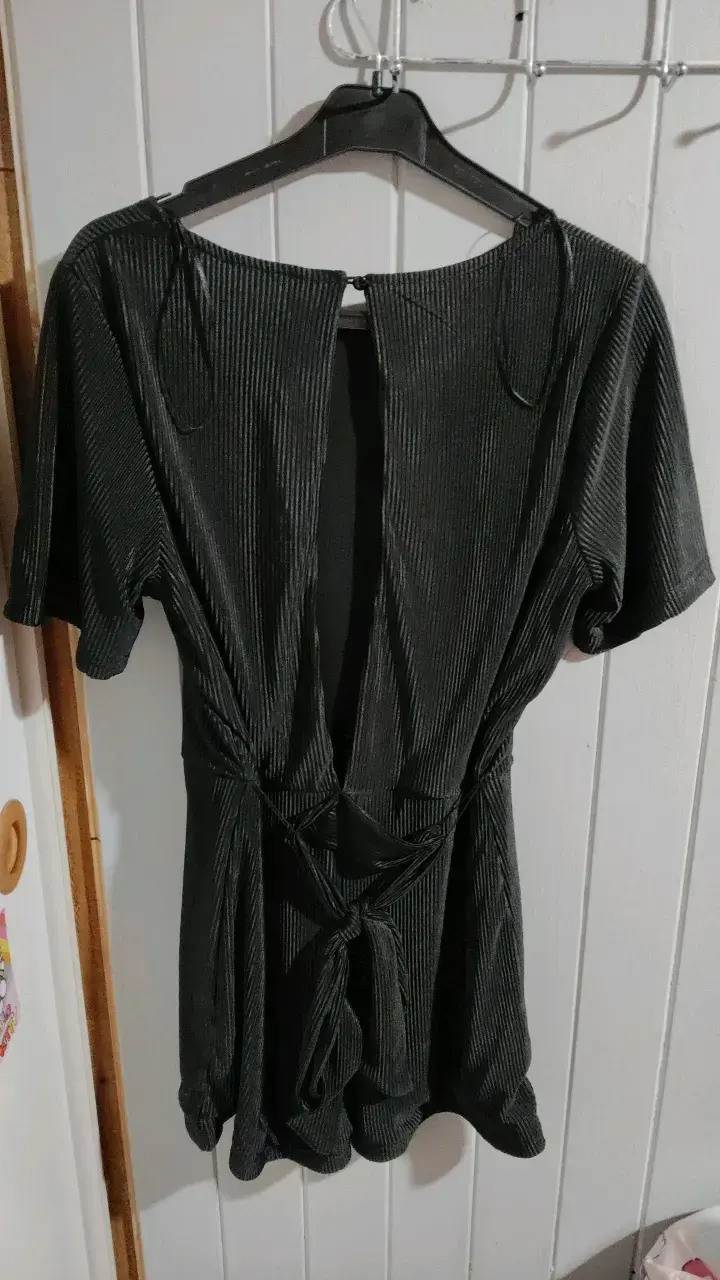 Mono corto negro con diseño plisado - 2