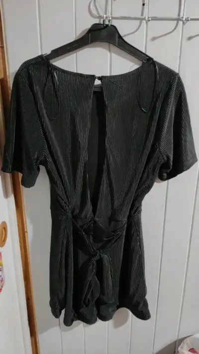 Mono corto negro con diseño plisado - miniatura 2