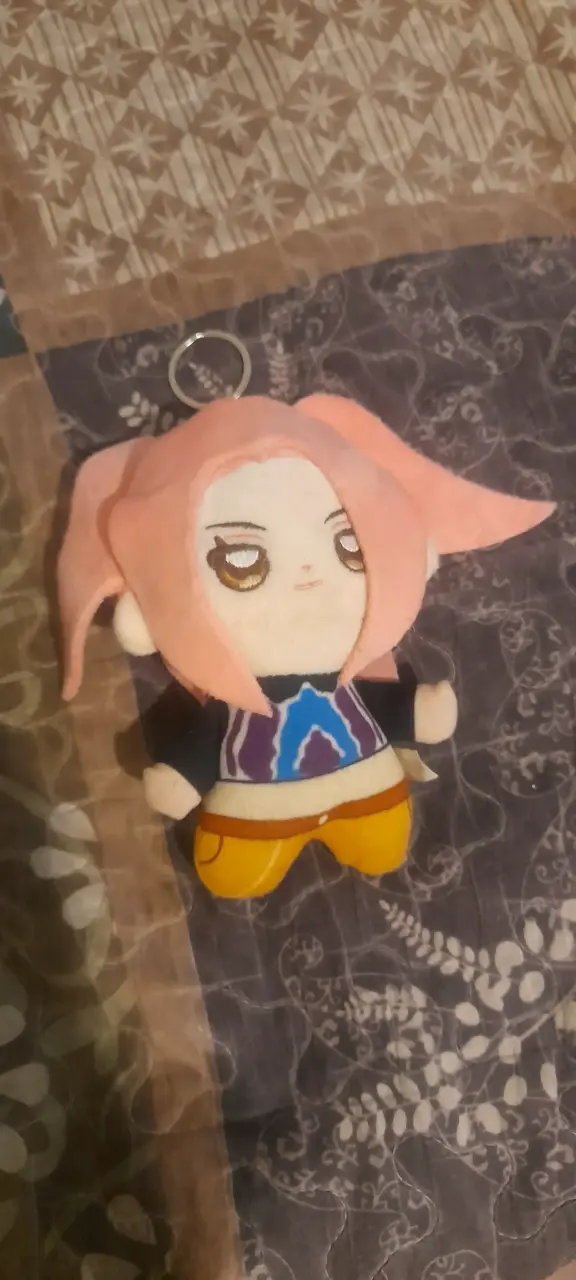 Llavero de peluche anime con cabello rosado - 1