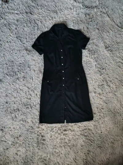 Vestido negro casual de manga corta - miniatura 1