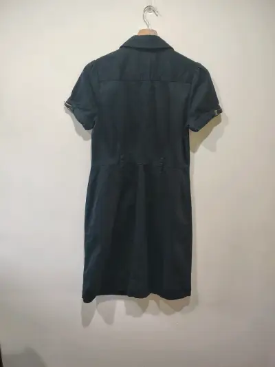 Vestido negro casual de manga corta - miniatura 3