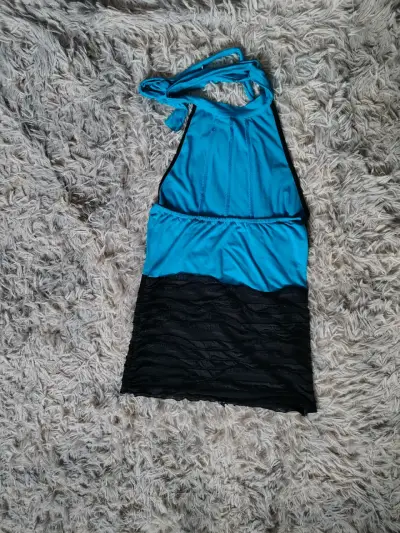 Blusa celeste y negra con volantes - miniatura 3