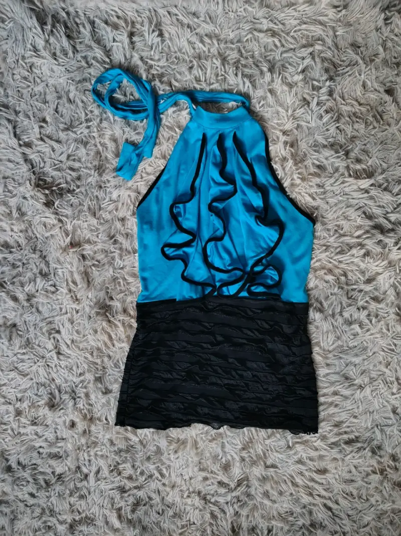 Blusa celeste y negra con volantes - 4