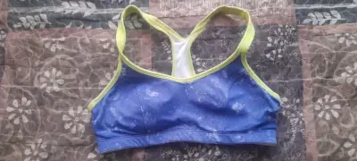 Top deportivo azul con tirantes verdes - miniatura 1